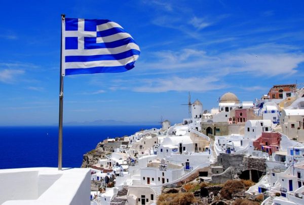 Флаг Греции на фоне побережья Эгейского моря