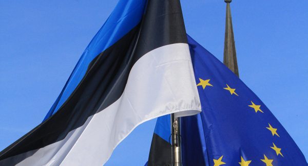 Флаги Эстонии и Евросоюза