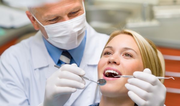 Стоматолог лечит женщину