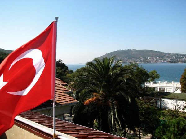 Флаг Турции на фоне пролива Босфор