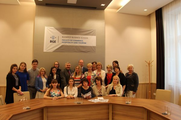 Ученики и преподаватели Школы бизнеса в Венгрии