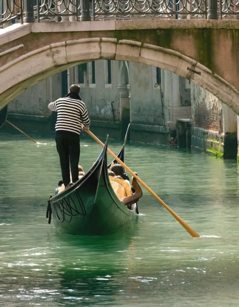 Гондола на канале в Венеции