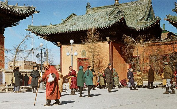 Люди возле буддистского храма в Монголии