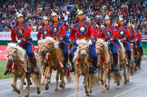 Монголы на лошадях во время праздника Наадам
