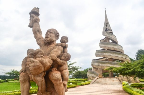 Монумент воссоединения в столице Камеруна