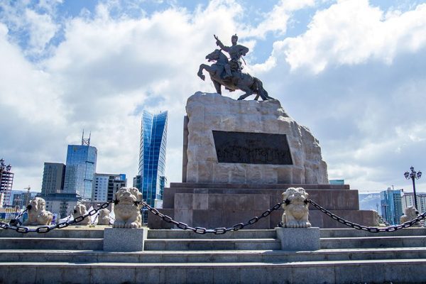 Памятник Сухэ-Батору на главной площади столицы