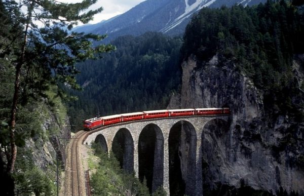 Ретийская железная дорога в районе Граубюнден Швейцарии