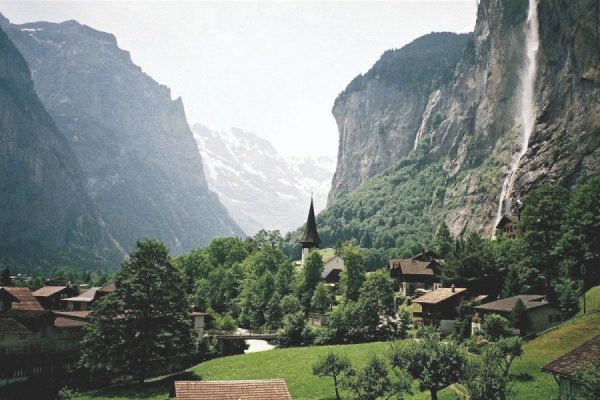 Поселение в горах Швейцарии