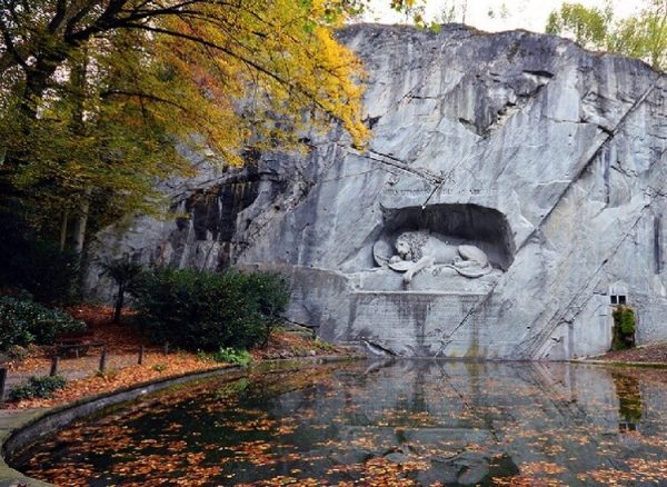 Скульптура «Умирающий лев»