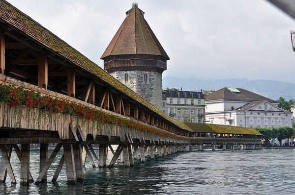 Старинный деревянный мост Капелльбрюкке