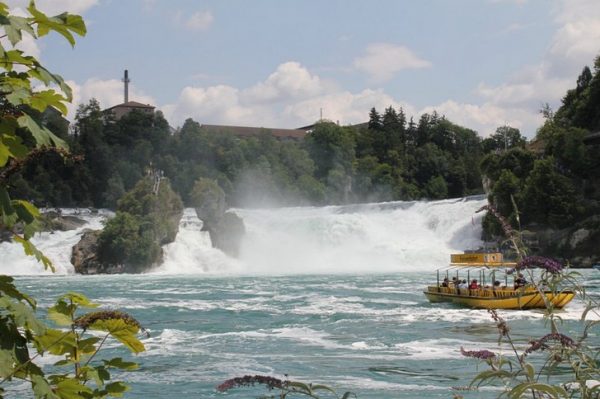 Вид на Рейнский водопад в Швейцарии