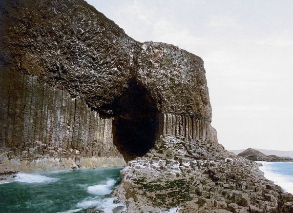 Фингалова пещера на острове Стаффа в Шотландии