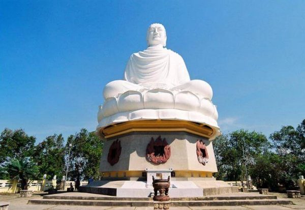 Пагода Лонг Шон и статуя Белого Будды