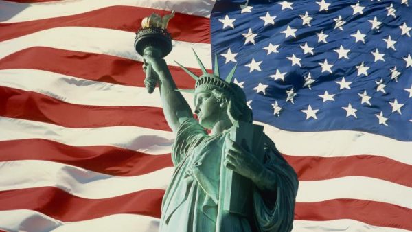 Статуя Свободы и американский флаг