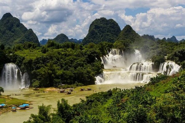 Водопад Дэтянь на китайско-вьетнамской границе