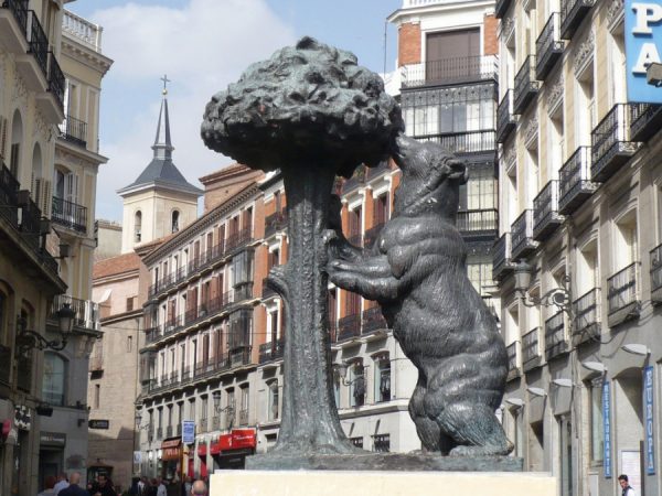 Статуя «Медведь и земляничное дерево» в Мадриде