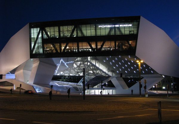 Вид на здание музея Porsche в Штутгарте