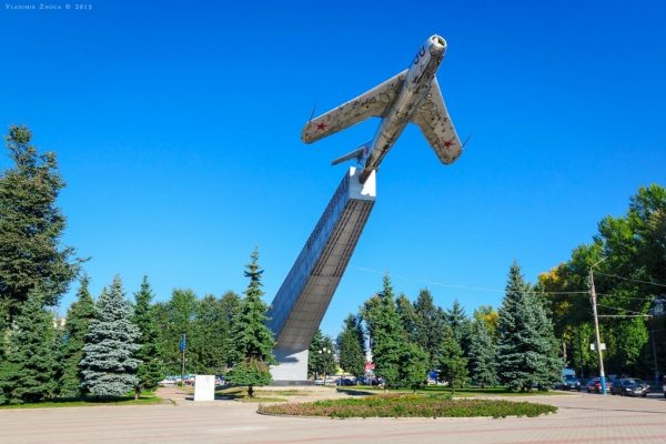 Памятник лётчикам в Брянске