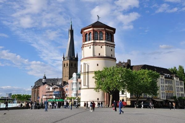 Площадь Бургплац и Замковая башня в Дюссельдорфе