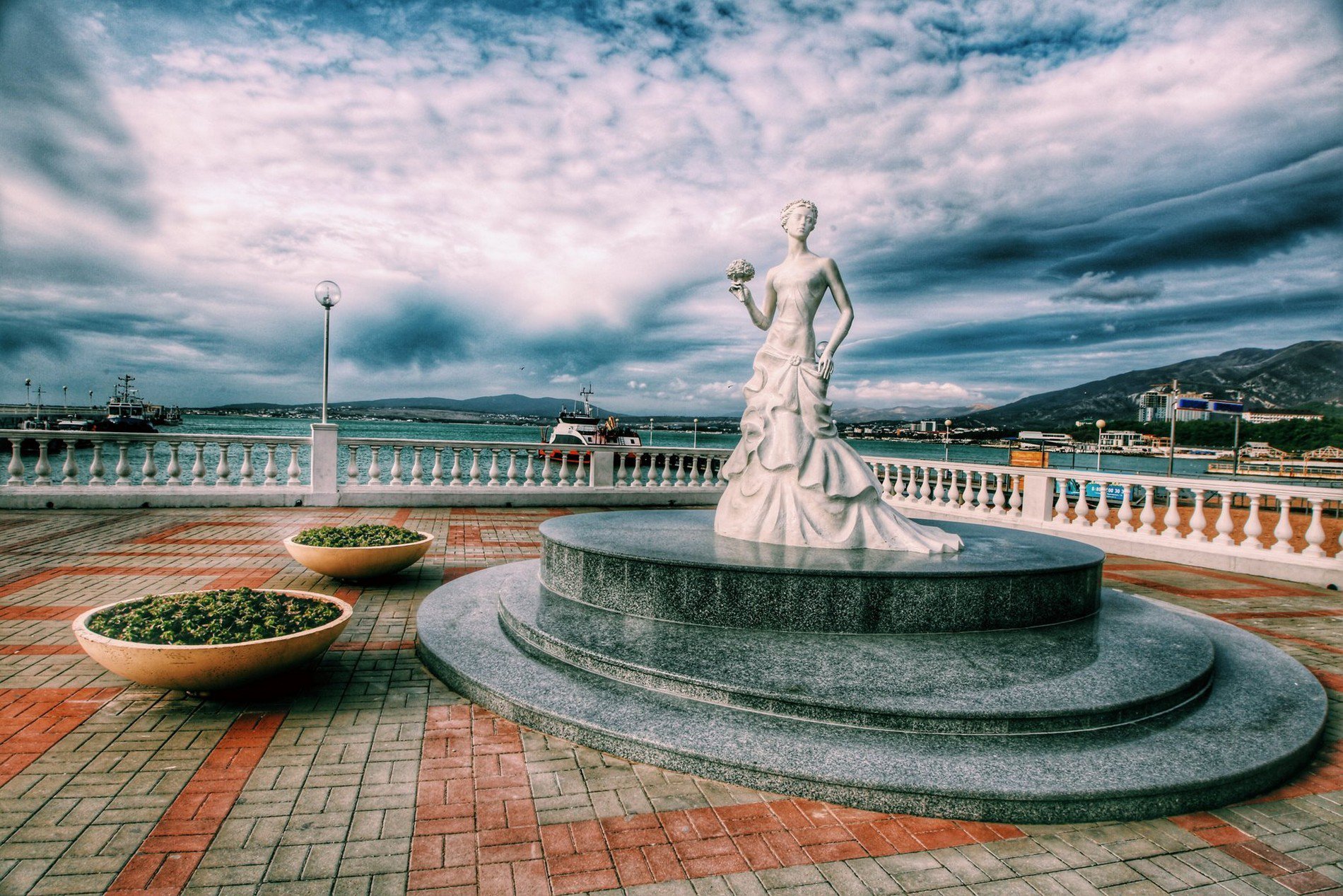 Чем знаменит краснодарский край. Скульптура белая невеста в Геленджике.