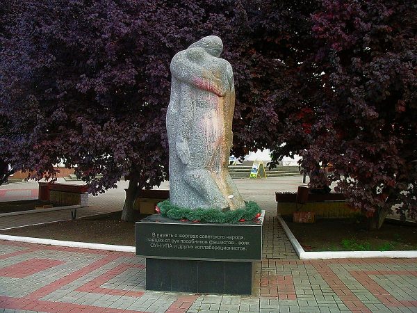 Монумент «Выстрел в спину» в Симферополе