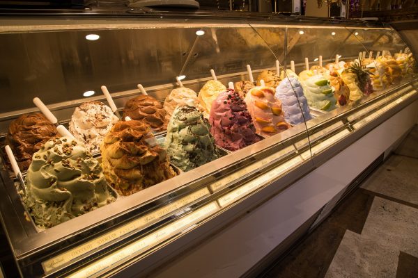 Мороженое разных видов в витрине