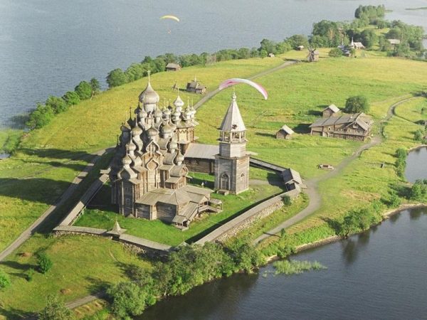 На острове Кижи можно увидеть уникальный архитектурно-исторический комплекс – шедевры русского зодчества