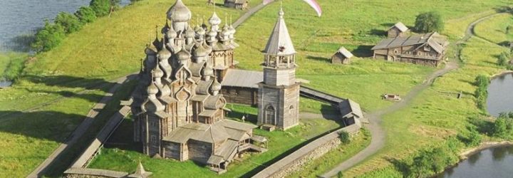 На острове Кижи можно увидеть уникальный архитектурно-исторический комплекс – шедевры русского зодчества