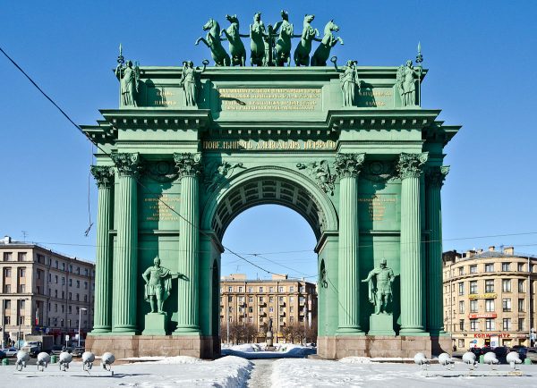 Нарвские триумфальные ворота в Санкт-Петербурге