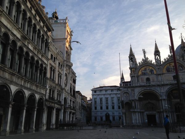 Вид на площадь Сан-Марко в Венеции в 8 утра