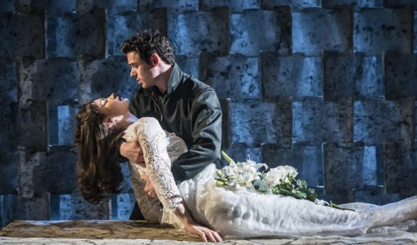 Театральная сцена: Ромео и Джульетта