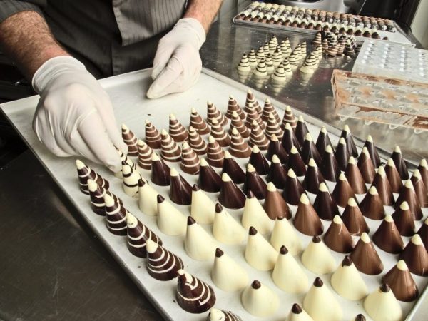 Укладка конфет на шоколадной фабрике