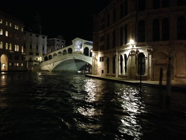 Вид на мост Риальто (итал. — «il Ponte di Rialto») с Гранд-канала в Венеции