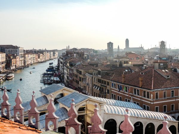 Вид с крыши Фондако-деи-Тедески (итал. — «il Fondaco dei Tedeschi») в Венеции