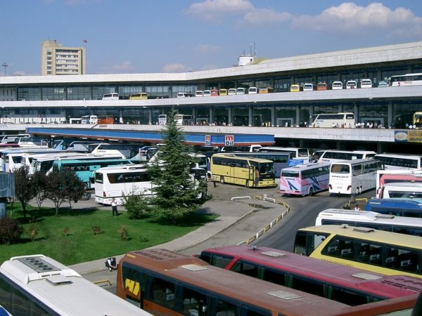 Автобусы на трёхярусной стоянке автовокзала