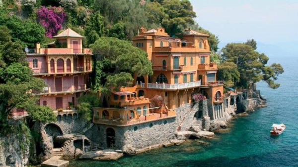Домики в Генуе на берегу Лигурийского моря