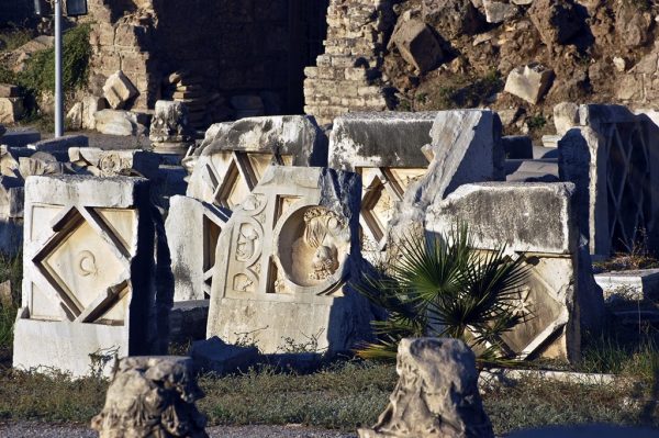 Камни с надписями и рисунками в городе Сиде