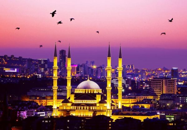 Минареты мечети на фоне вечерней Анкары