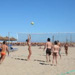 Отдыхающие играют в волейбол на пляже