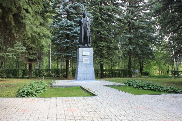 Памятник Гайдару в Арзамасе