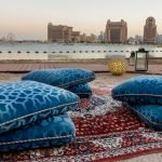 Подушки и ковёр для удобства гостей на пляжном побережье в Катаре