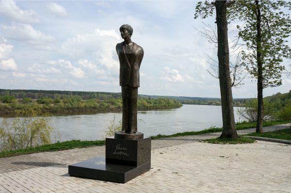Памятник Белле Ахмадулиной