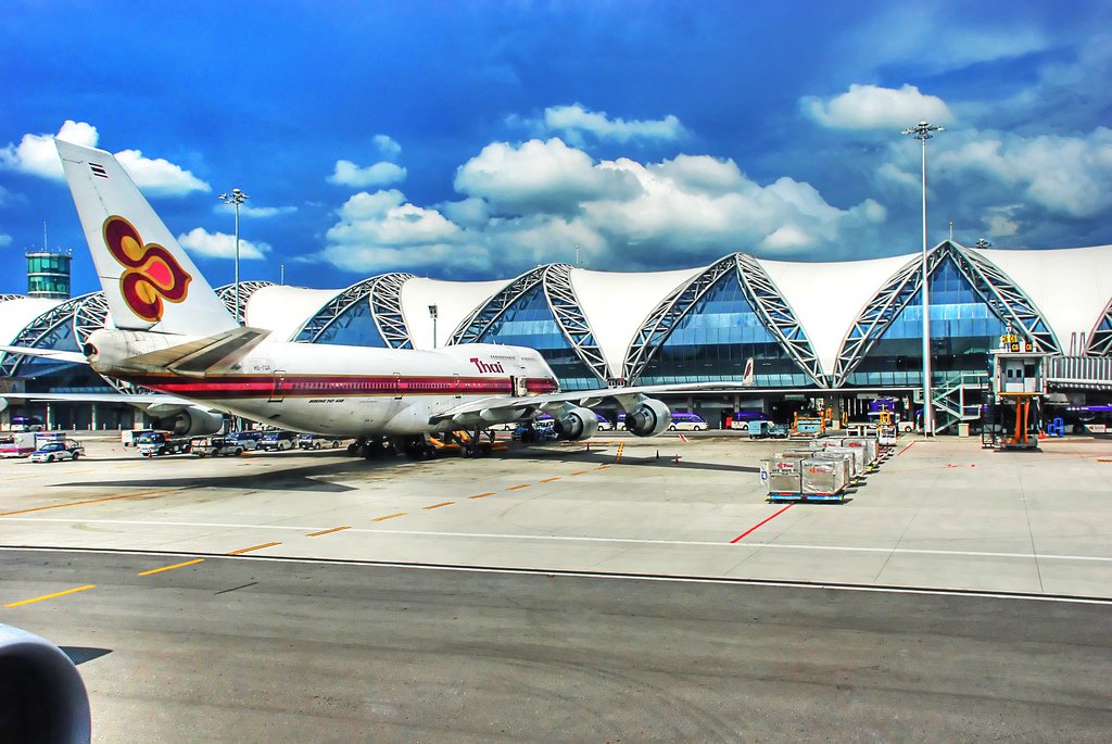 Таиланд самолет. Аэропорт Бангкок. Аэропорт Тайланда Бангкок. Аэропорт Паттайя Тайланд. Суварнабхуми 747.