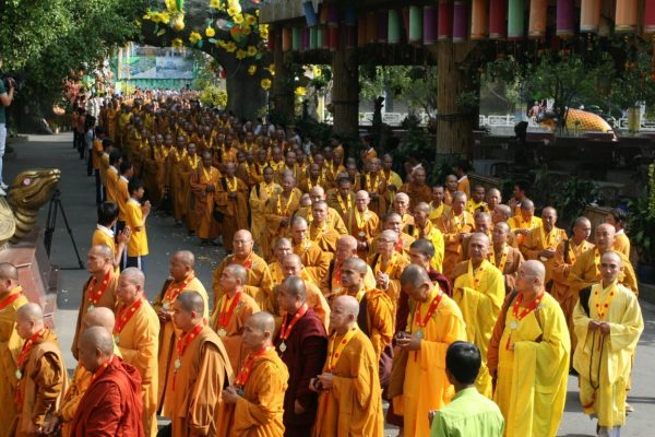 Шествие монахов-буддистов в День блуждающих душ