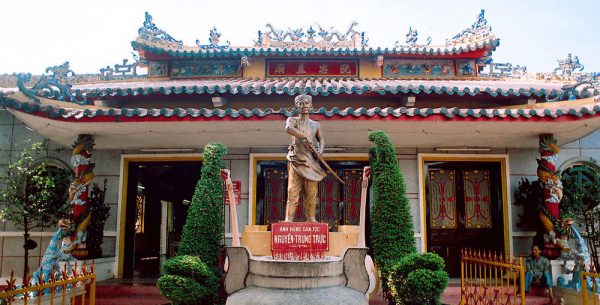 Здание храма со статуей Нгуен Трунг Трука