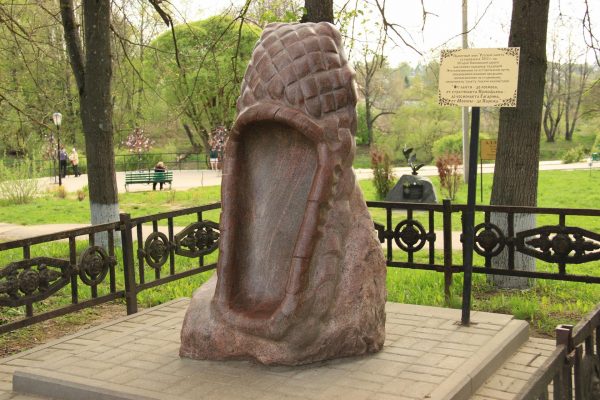 Памятник русскому лаптю