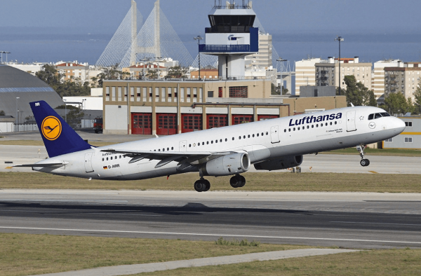 Самолёт компании Lufthansa в аэропорту Лиссабона