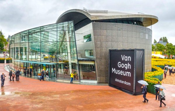 Здание музея Ван Гога