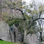 Вид на стену замка Гимарайнш сбоку