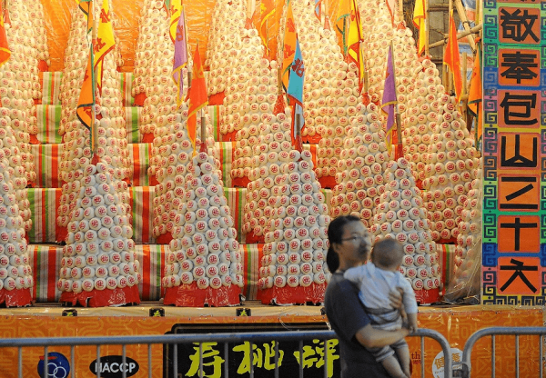 Башни из булочек на фестивале булочки в Гонконге